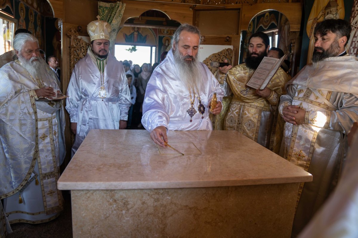 Doi ierarhi au sfințit biserica din cimitirul Parohiei Dealu Mare, Botoșani 179736
