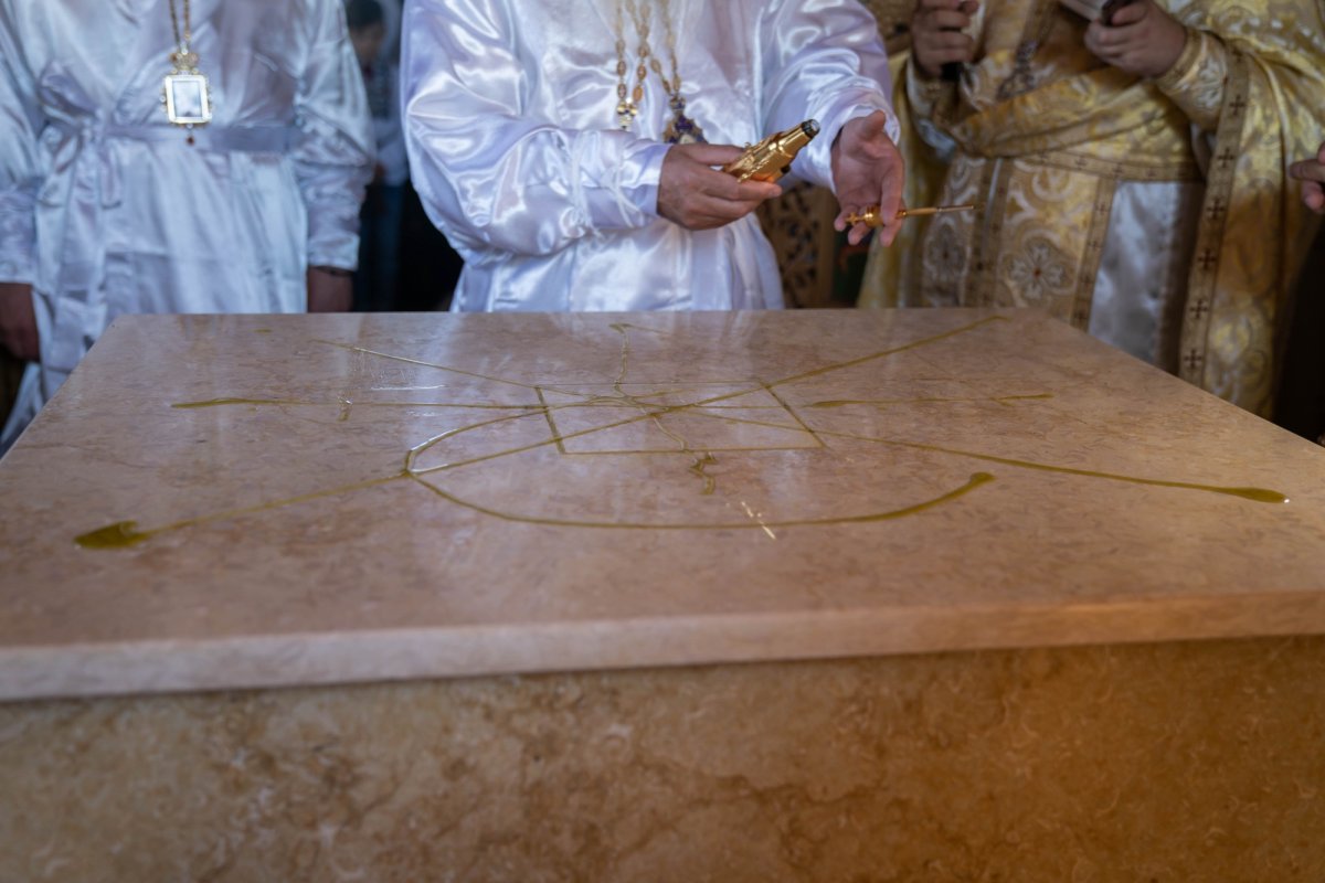 Doi ierarhi au sfințit biserica din cimitirul Parohiei Dealu Mare, Botoșani 179737