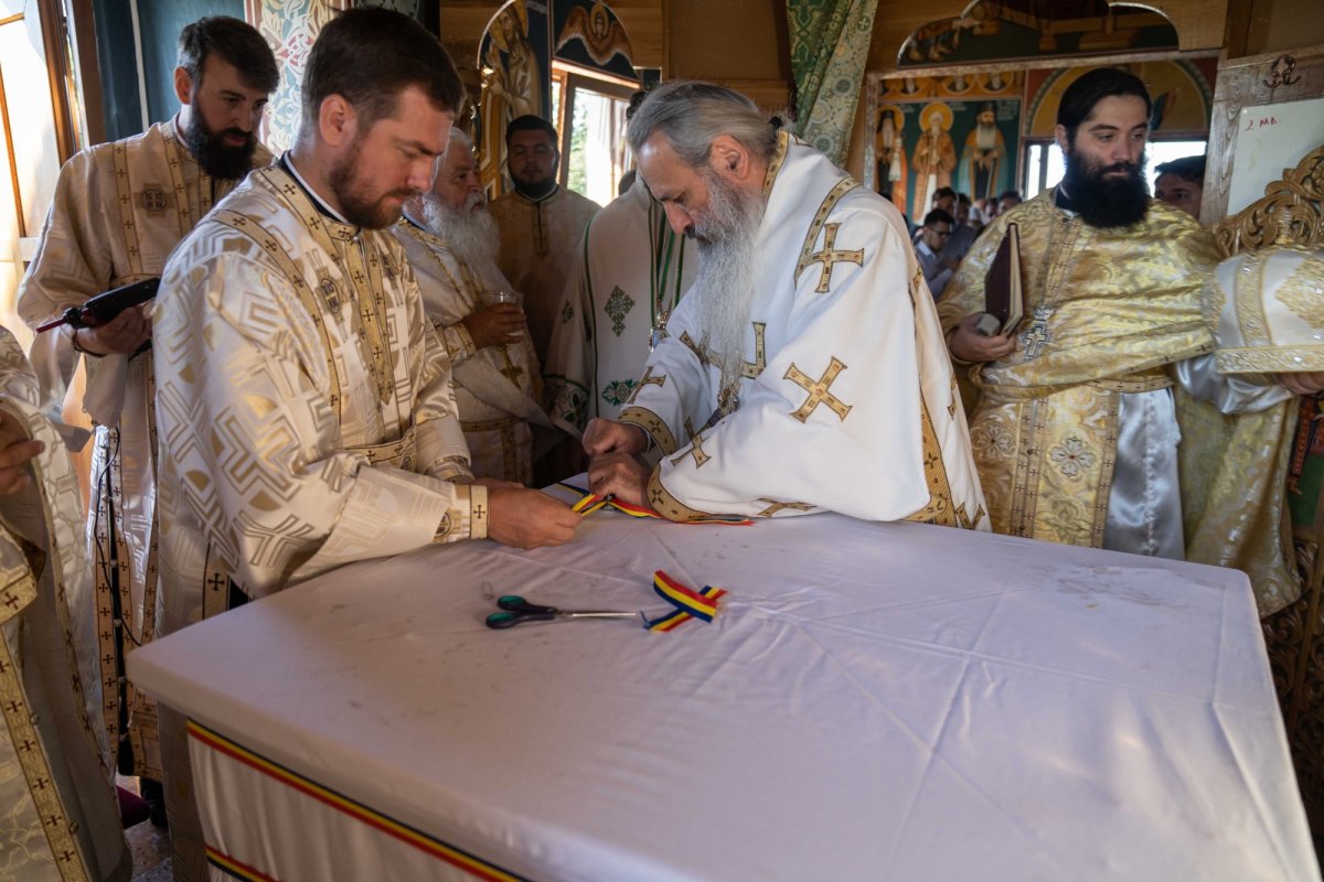 Doi ierarhi au sfințit biserica din cimitirul Parohiei Dealu Mare, Botoșani 179739