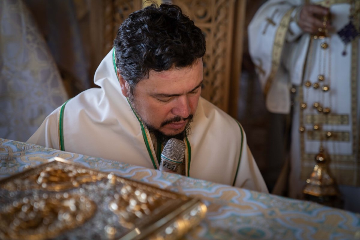 Doi ierarhi au sfințit biserica din cimitirul Parohiei Dealu Mare, Botoșani 179741