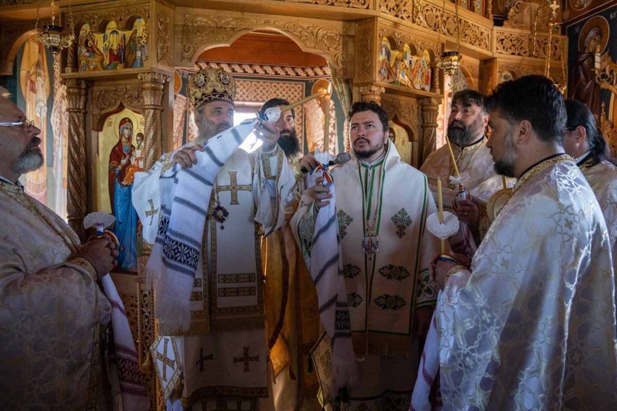 Doi ierarhi au sfințit biserica din cimitirul Parohiei Dealu Mare, Botoșani 179742