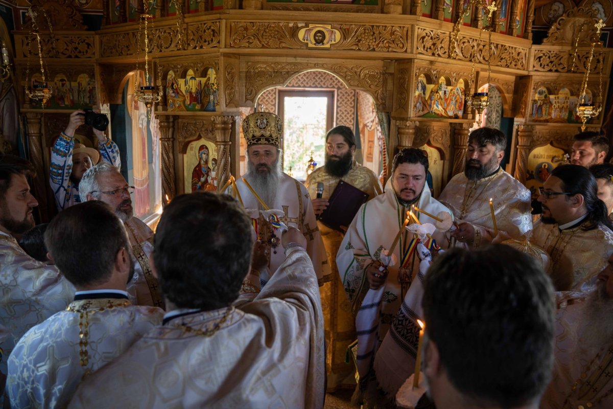 Doi ierarhi au sfințit biserica din cimitirul Parohiei Dealu Mare, Botoșani 179743