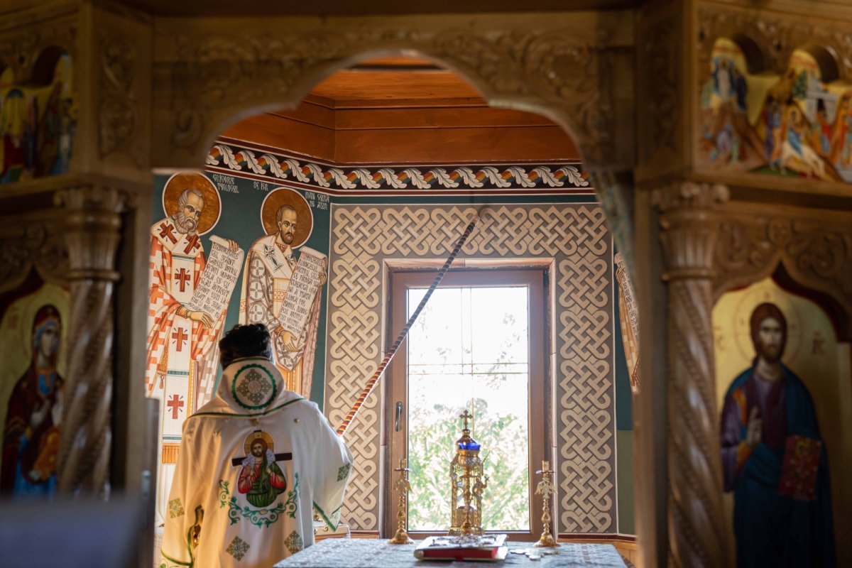 Doi ierarhi au sfințit biserica din cimitirul Parohiei Dealu Mare, Botoșani 179744