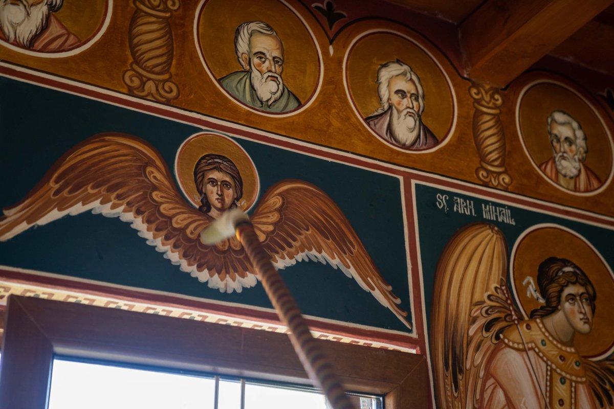 Doi ierarhi au sfințit biserica din cimitirul Parohiei Dealu Mare, Botoșani 179745