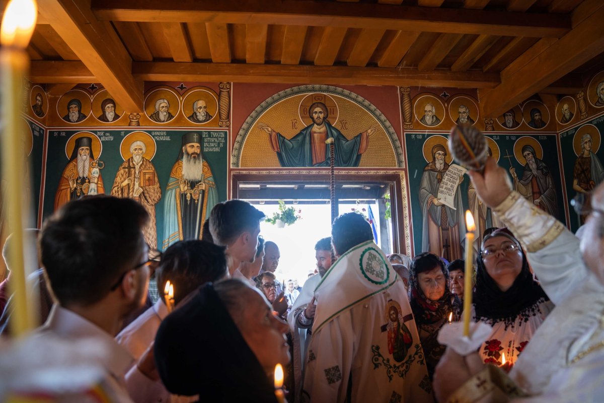 Doi ierarhi au sfințit biserica din cimitirul Parohiei Dealu Mare, Botoșani 179747