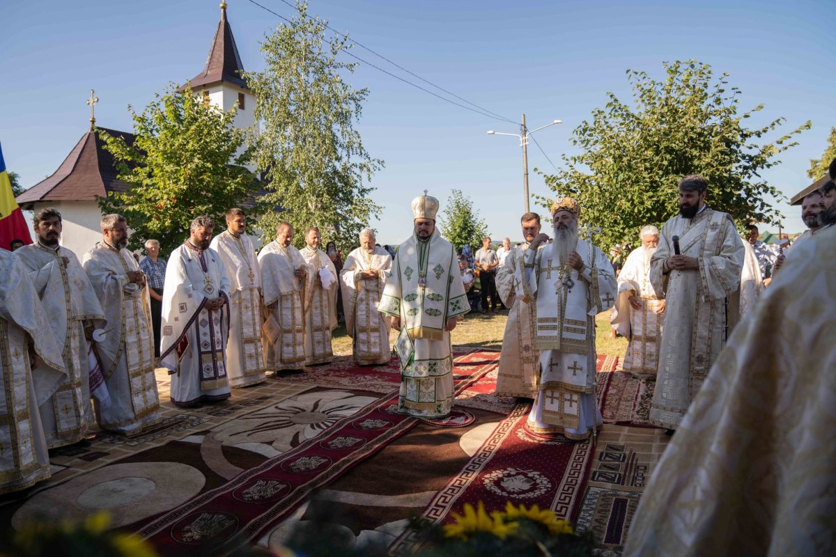 Doi ierarhi au sfințit biserica din cimitirul Parohiei Dealu Mare, Botoșani 179748