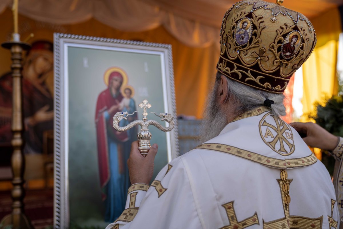 Doi ierarhi au sfințit biserica din cimitirul Parohiei Dealu Mare, Botoșani 179749