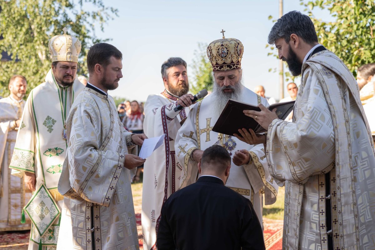 Doi ierarhi au sfințit biserica din cimitirul Parohiei Dealu Mare, Botoșani 179750