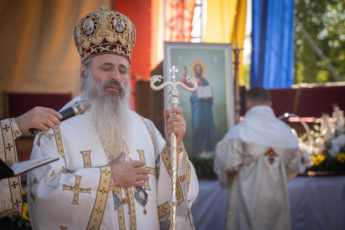 Doi ierarhi au sfințit biserica din cimitirul Parohiei Dealu Mare, Botoșani 179751