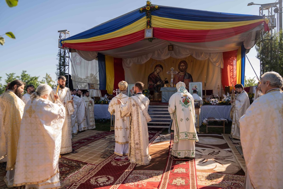 Doi ierarhi au sfințit biserica din cimitirul Parohiei Dealu Mare, Botoșani 179752