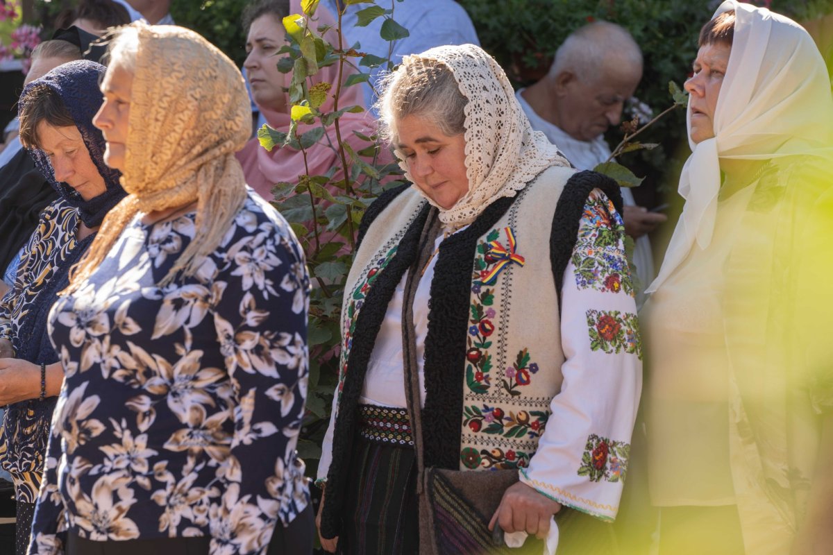 Doi ierarhi au sfințit biserica din cimitirul Parohiei Dealu Mare, Botoșani 179753