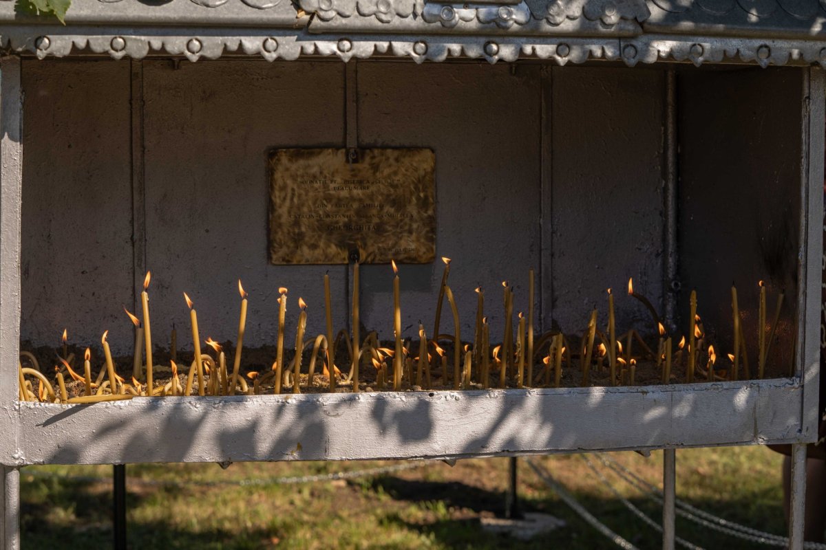 Doi ierarhi au sfințit biserica din cimitirul Parohiei Dealu Mare, Botoșani 179755