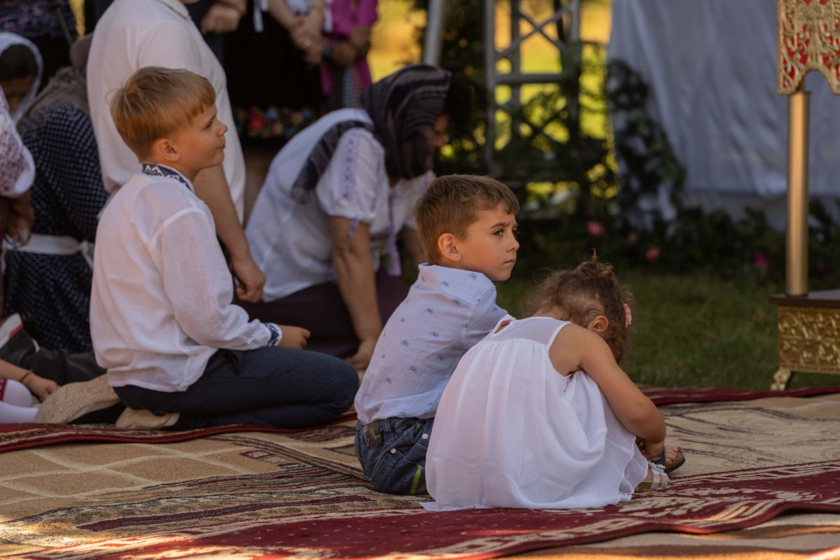 Doi ierarhi au sfințit biserica din cimitirul Parohiei Dealu Mare, Botoșani 179757