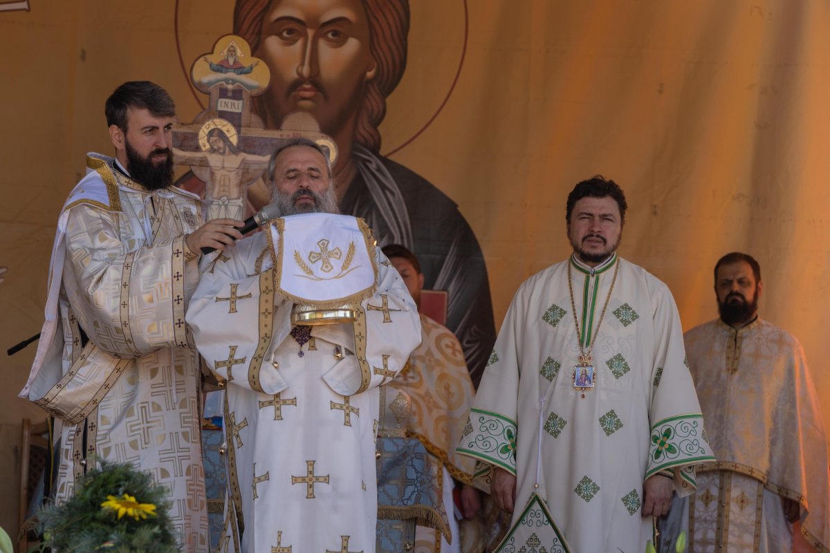 Doi ierarhi au sfințit biserica din cimitirul Parohiei Dealu Mare, Botoșani 179758