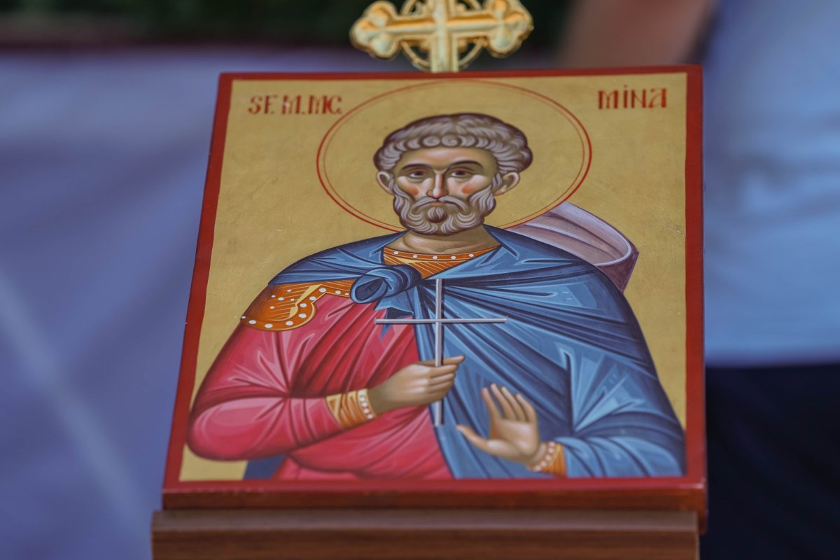 Doi ierarhi au sfințit biserica din cimitirul Parohiei Dealu Mare, Botoșani 179760