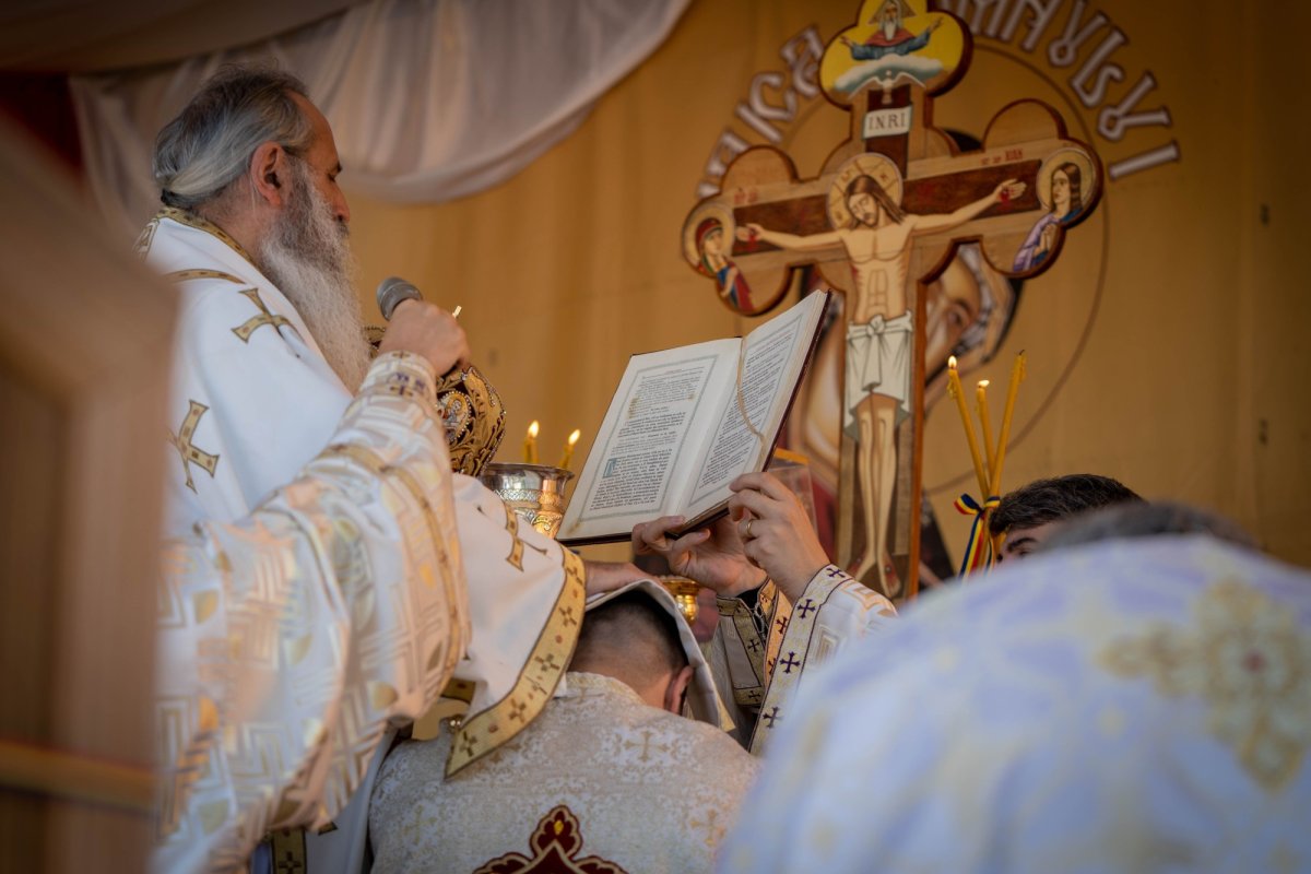 Doi ierarhi au sfințit biserica din cimitirul Parohiei Dealu Mare, Botoșani 179761