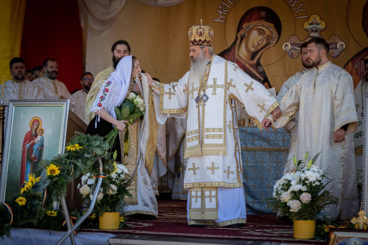 Doi ierarhi au sfințit biserica din cimitirul Parohiei Dealu Mare, Botoșani 179762