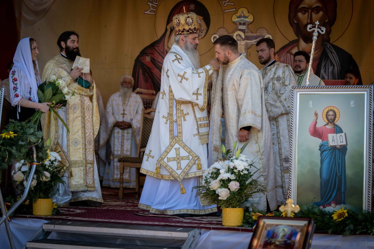 Doi ierarhi au sfințit biserica din cimitirul Parohiei Dealu Mare, Botoșani 179763