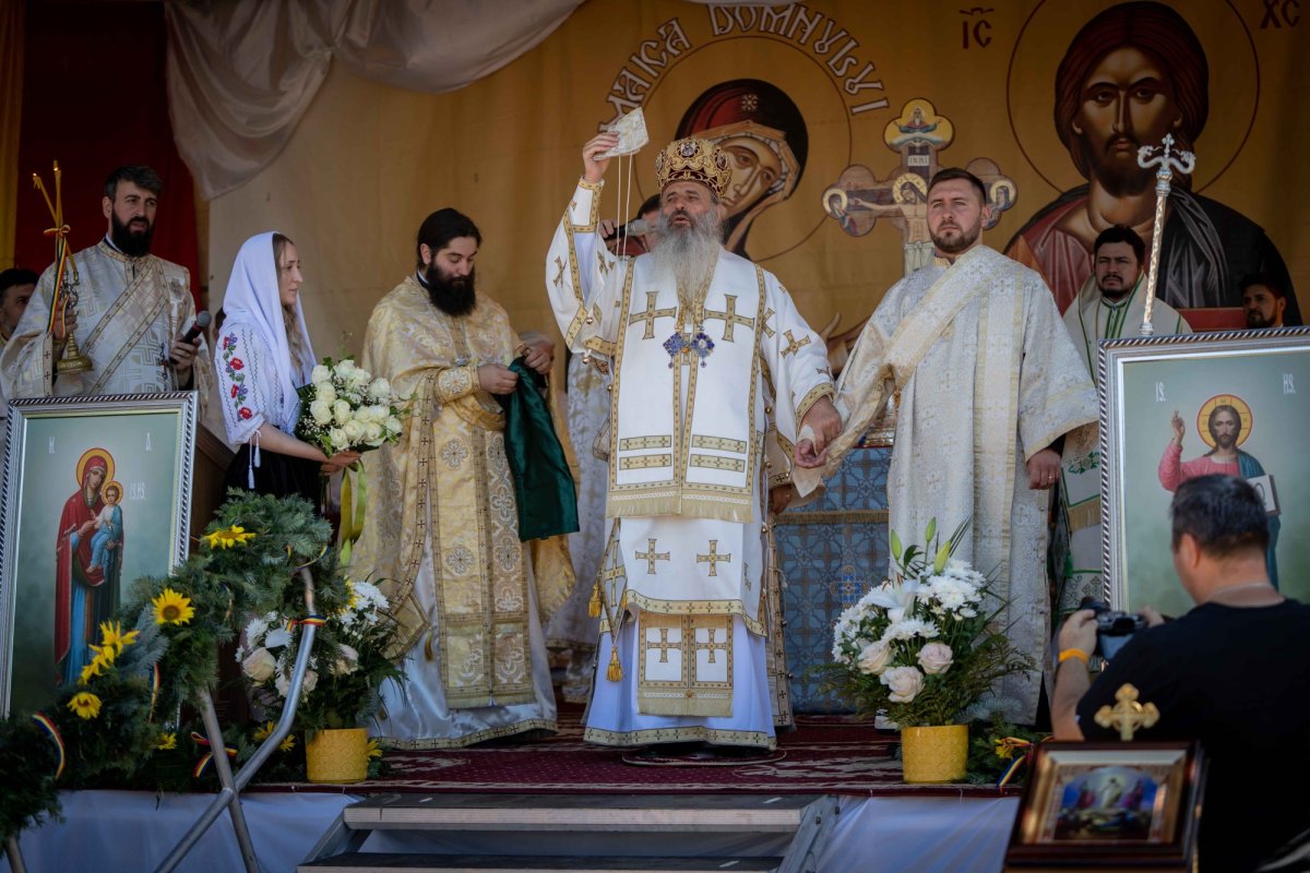 Doi ierarhi au sfințit biserica din cimitirul Parohiei Dealu Mare, Botoșani 179764