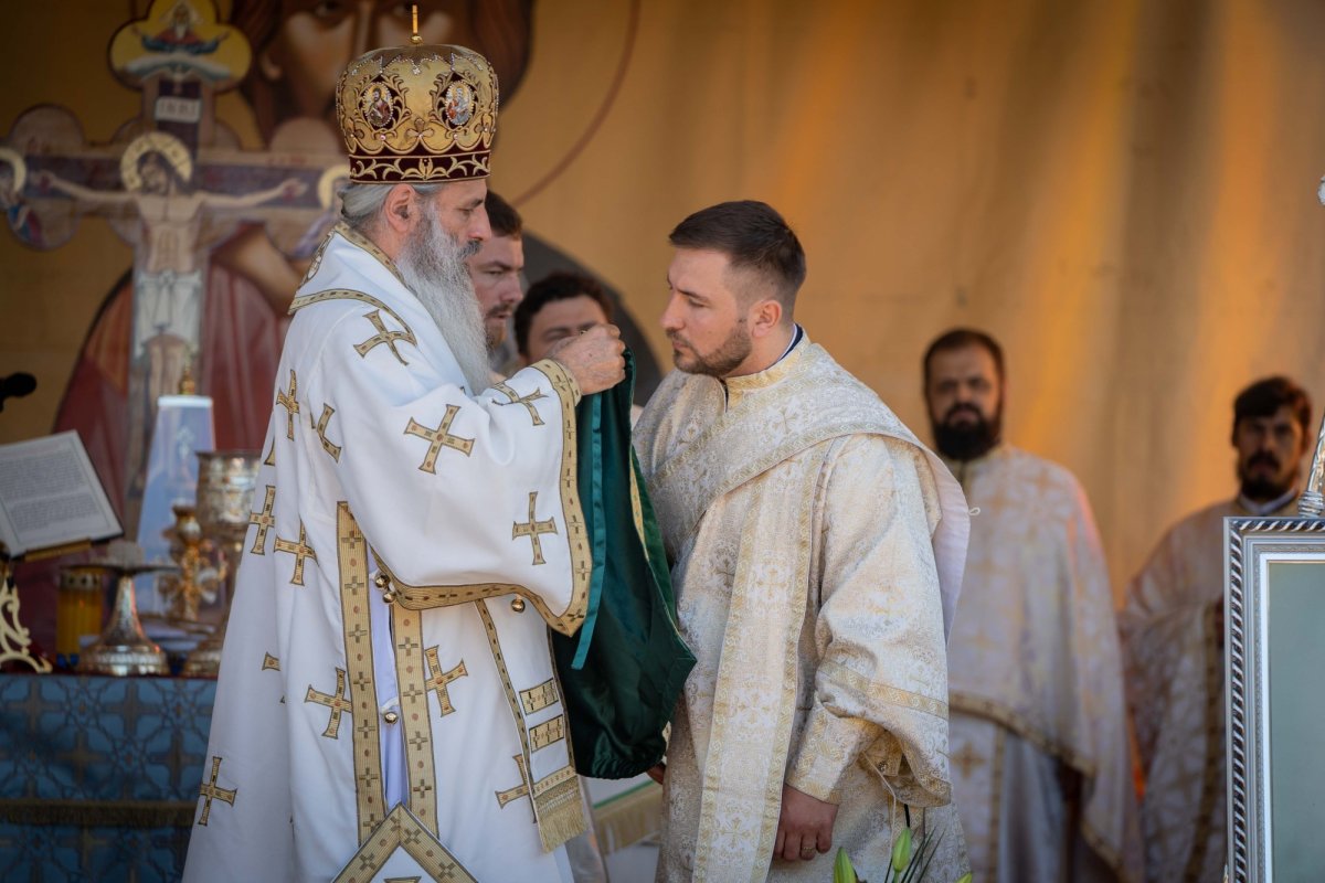 Doi ierarhi au sfințit biserica din cimitirul Parohiei Dealu Mare, Botoșani 179765