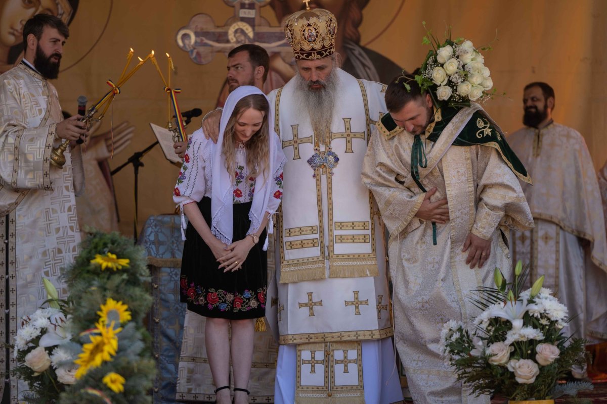 Doi ierarhi au sfințit biserica din cimitirul Parohiei Dealu Mare, Botoșani 179766