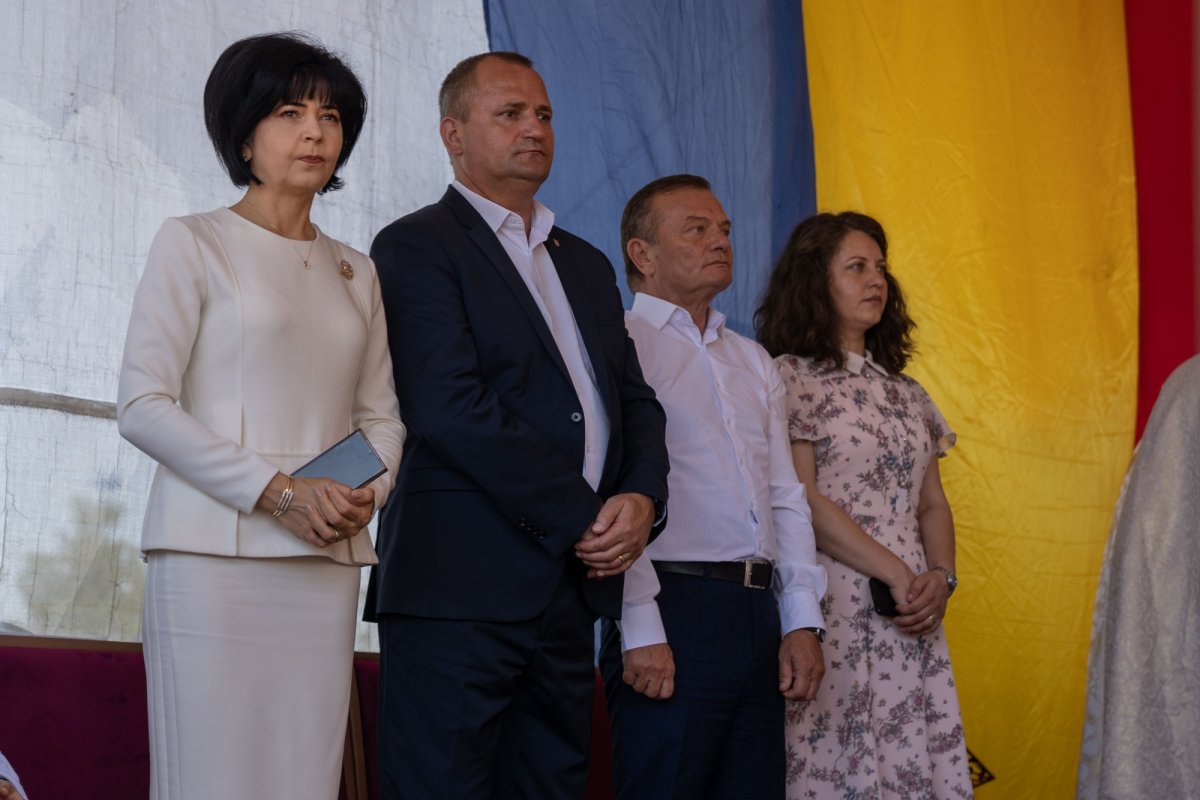 Doi ierarhi au sfințit biserica din cimitirul Parohiei Dealu Mare, Botoșani 179767