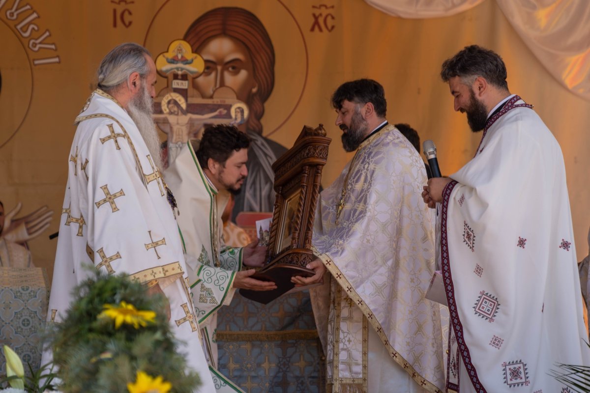 Doi ierarhi au sfințit biserica din cimitirul Parohiei Dealu Mare, Botoșani 179768