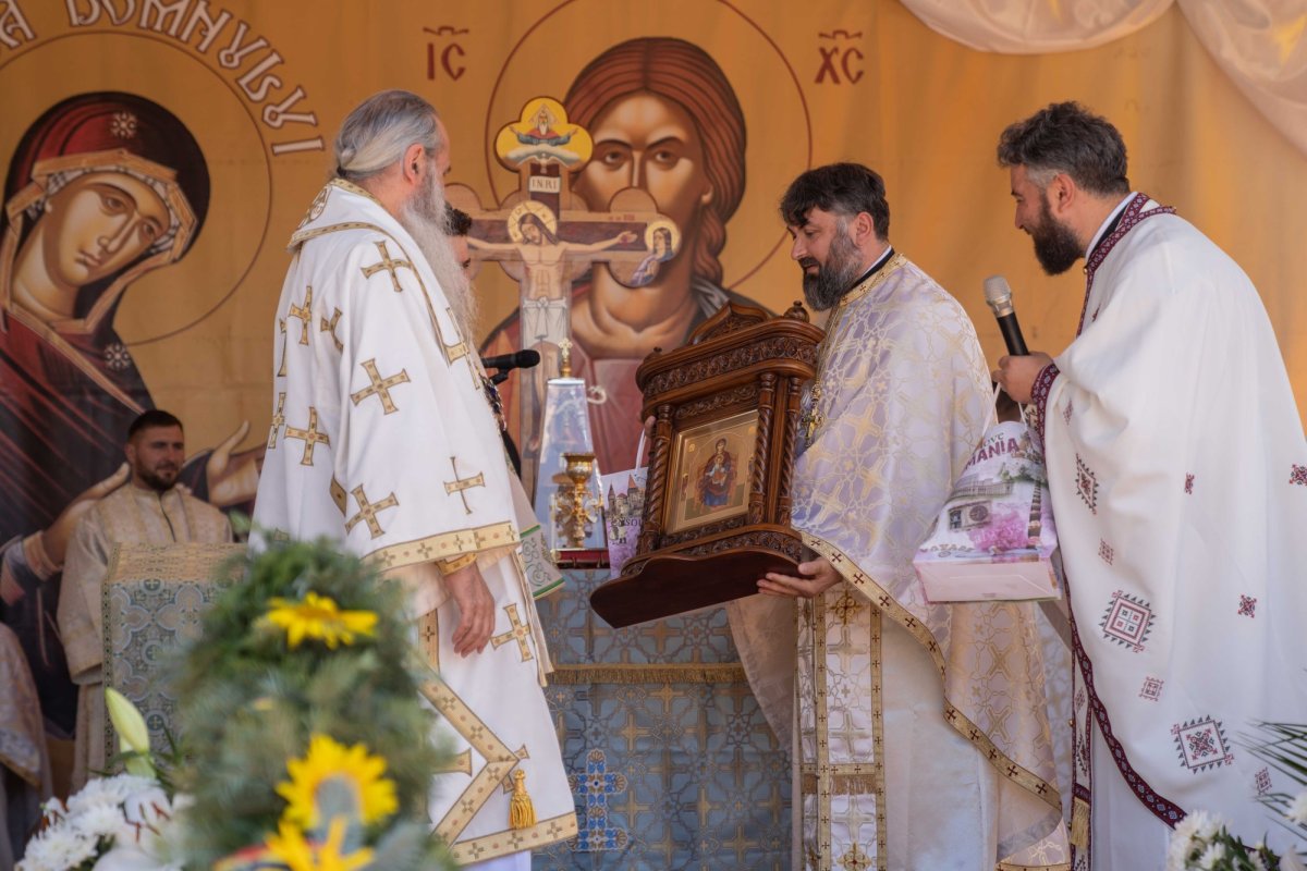 Doi ierarhi au sfințit biserica din cimitirul Parohiei Dealu Mare, Botoșani 179769