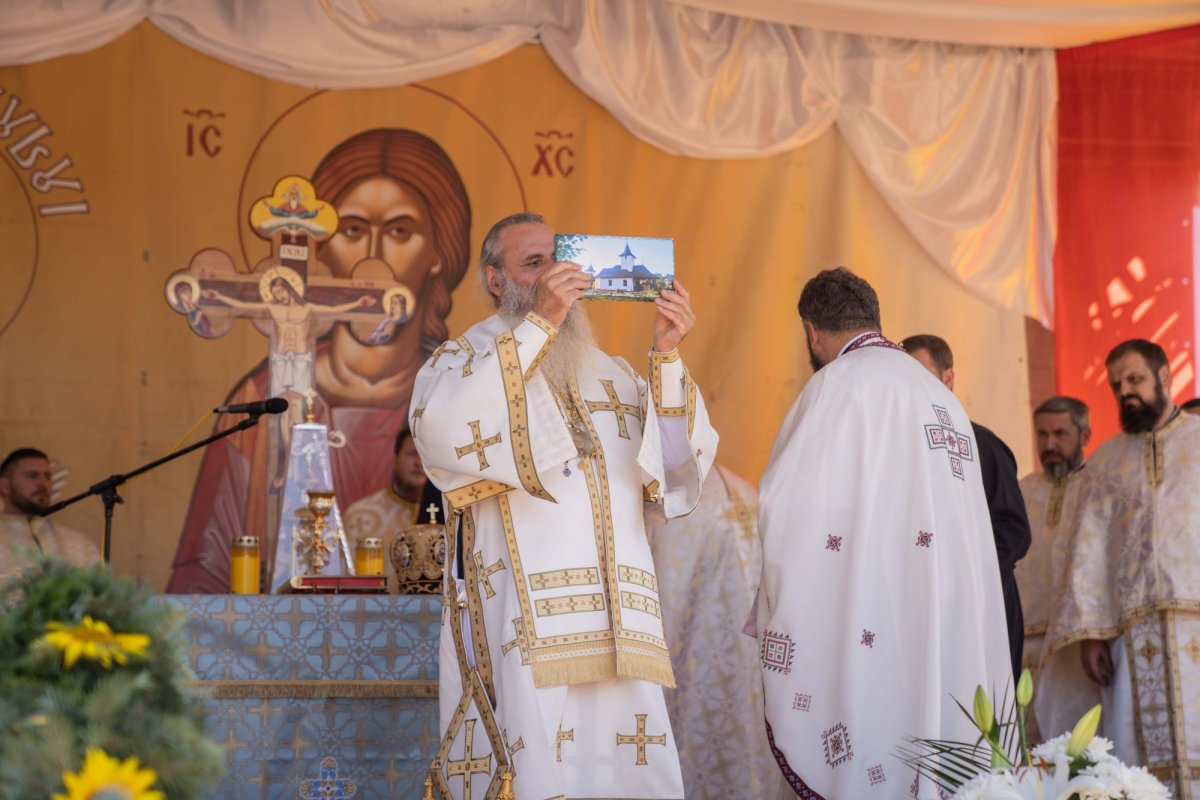 Doi ierarhi au sfințit biserica din cimitirul Parohiei Dealu Mare, Botoșani 179770