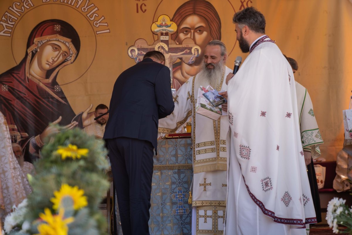 Doi ierarhi au sfințit biserica din cimitirul Parohiei Dealu Mare, Botoșani 179772