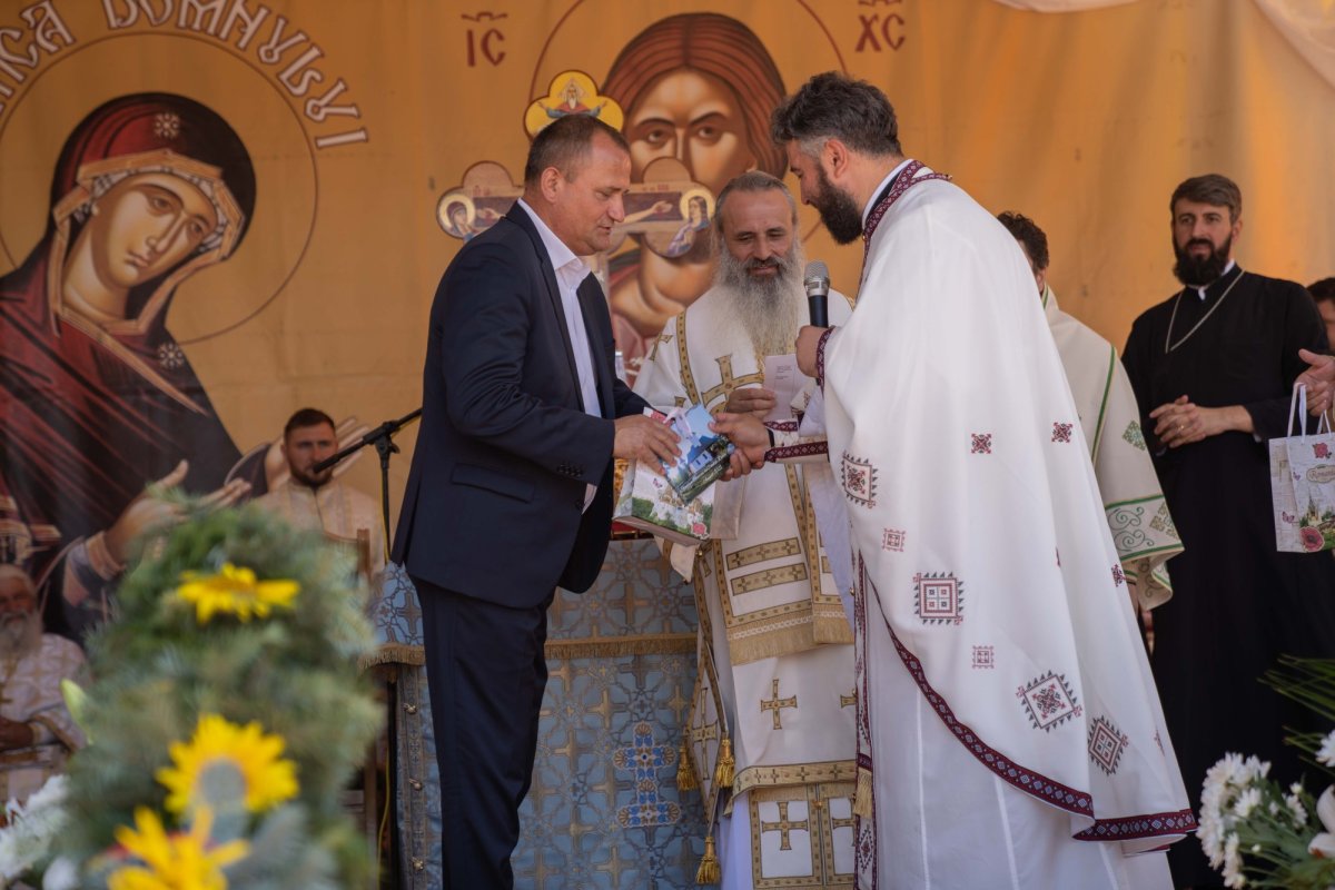 Doi ierarhi au sfințit biserica din cimitirul Parohiei Dealu Mare, Botoșani 179773