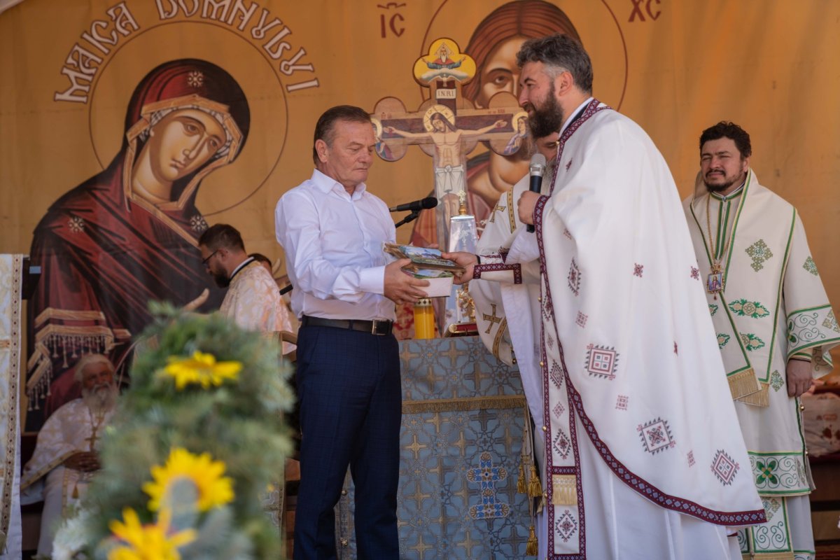 Doi ierarhi au sfințit biserica din cimitirul Parohiei Dealu Mare, Botoșani 179775