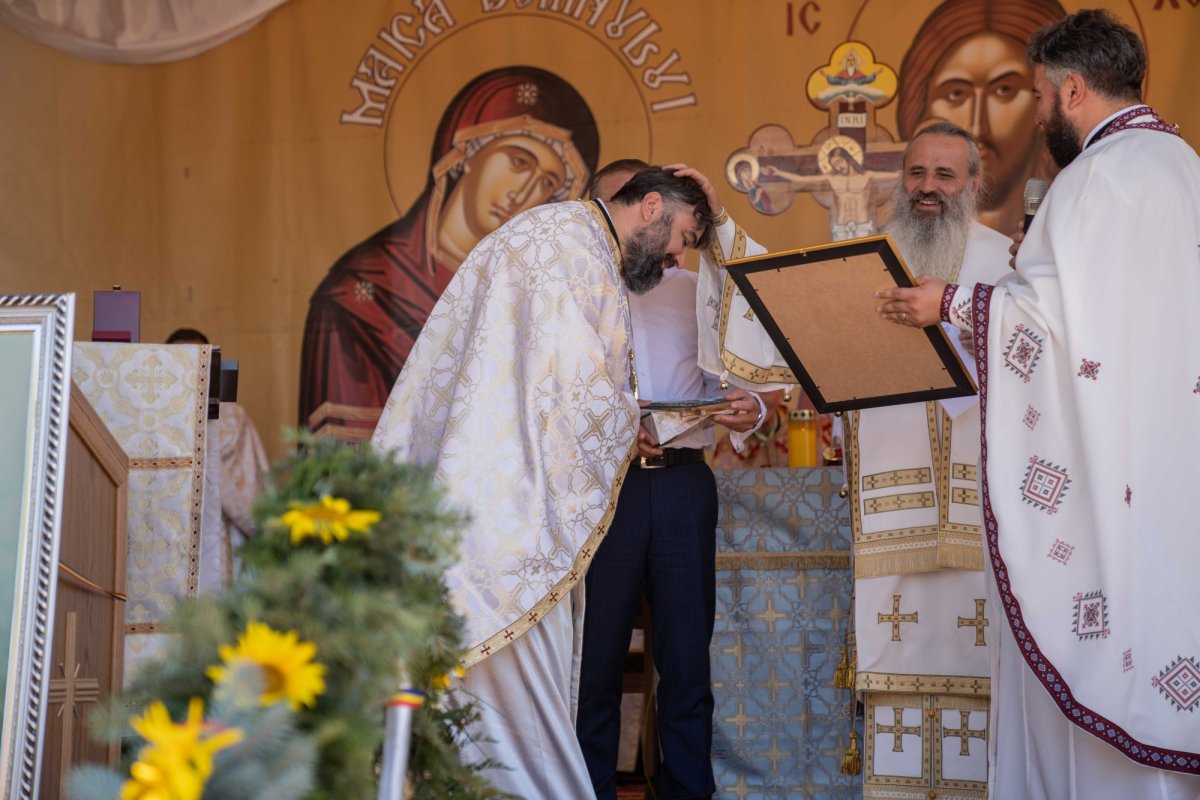 Doi ierarhi au sfințit biserica din cimitirul Parohiei Dealu Mare, Botoșani 179776