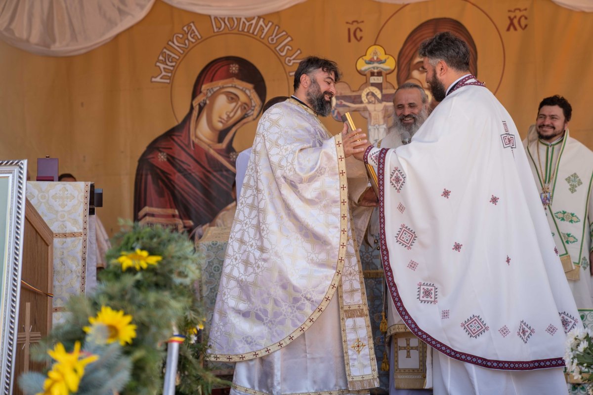 Doi ierarhi au sfințit biserica din cimitirul Parohiei Dealu Mare, Botoșani 179777