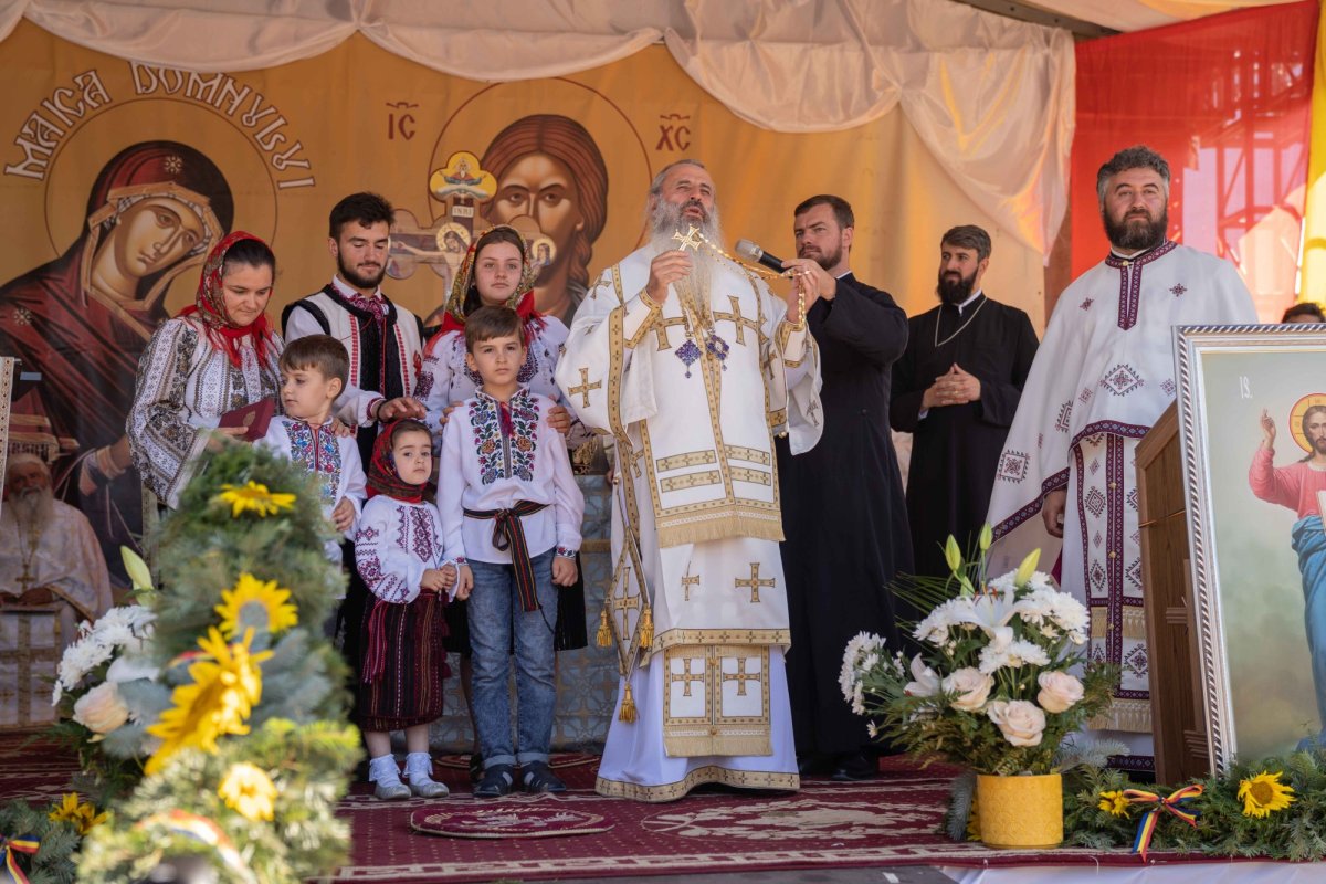 Doi ierarhi au sfințit biserica din cimitirul Parohiei Dealu Mare, Botoșani 179778