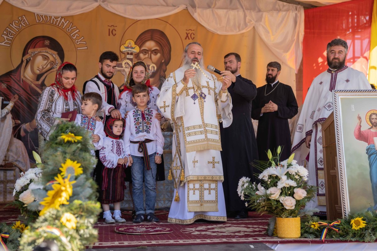 Doi ierarhi au sfințit biserica din cimitirul Parohiei Dealu Mare, Botoșani 179779
