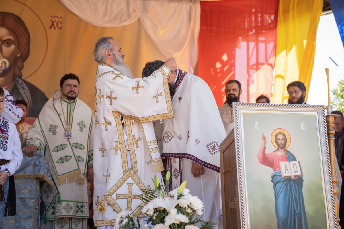 Doi ierarhi au sfințit biserica din cimitirul Parohiei Dealu Mare, Botoșani 179780