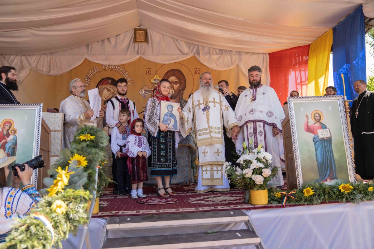 Doi ierarhi au sfințit biserica din cimitirul Parohiei Dealu Mare, Botoșani 179781