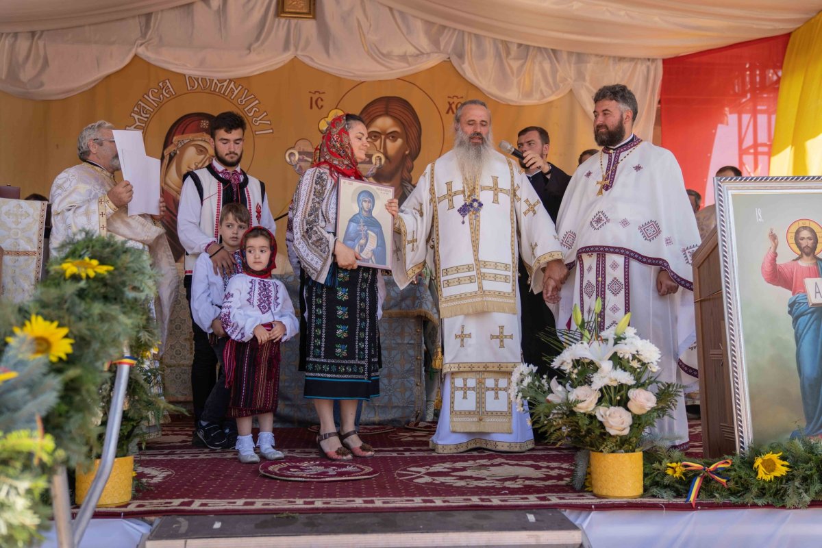 Doi ierarhi au sfințit biserica din cimitirul Parohiei Dealu Mare, Botoșani 179782