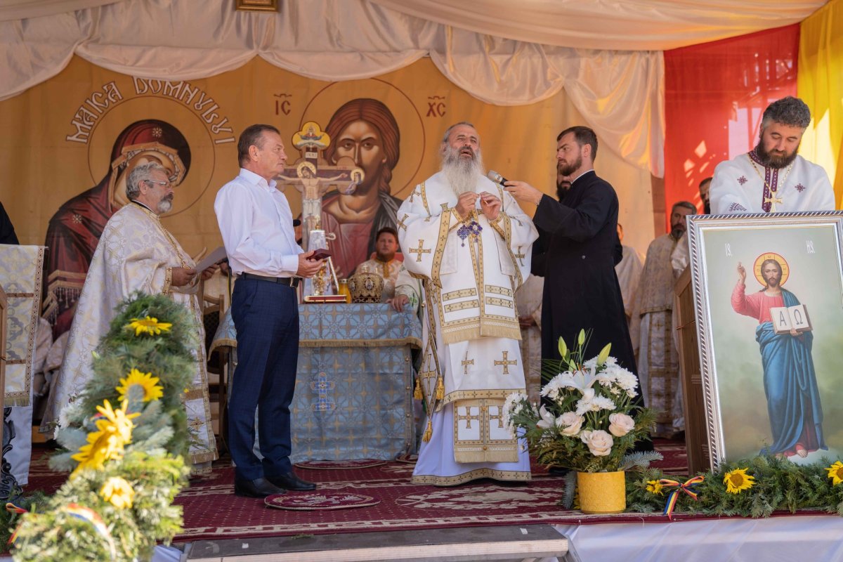 Doi ierarhi au sfințit biserica din cimitirul Parohiei Dealu Mare, Botoșani 179783