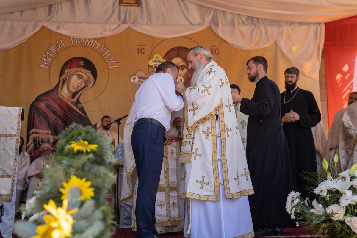 Doi ierarhi au sfințit biserica din cimitirul Parohiei Dealu Mare, Botoșani 179784