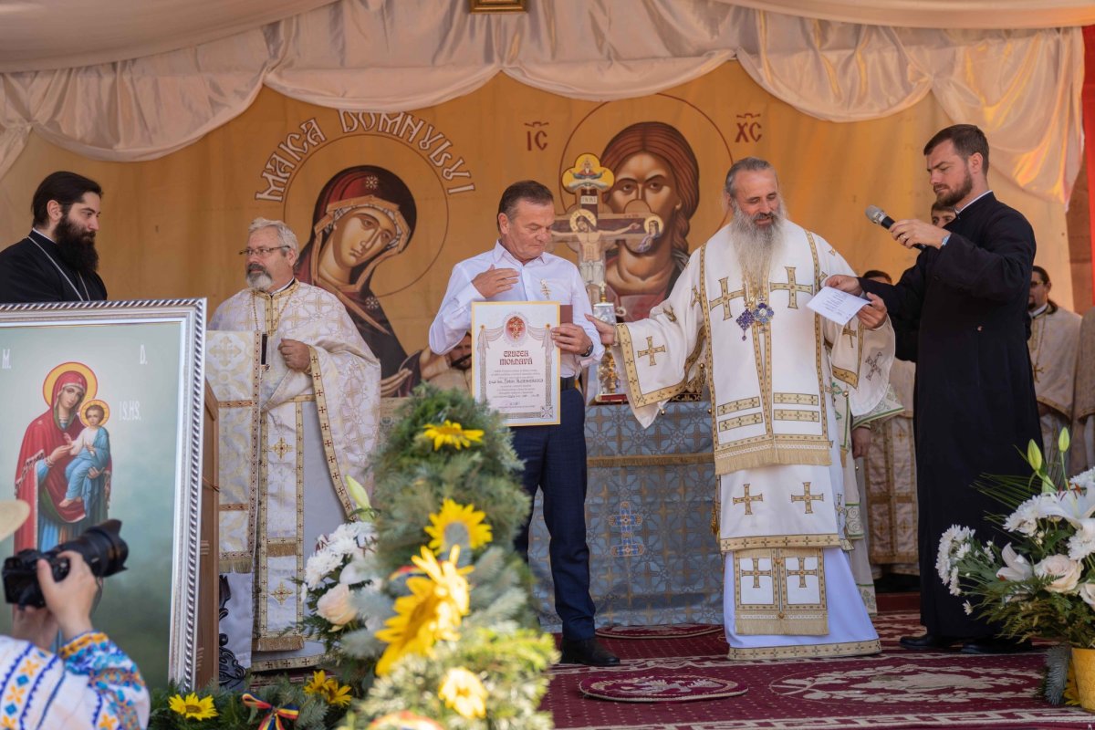 Doi ierarhi au sfințit biserica din cimitirul Parohiei Dealu Mare, Botoșani 179785