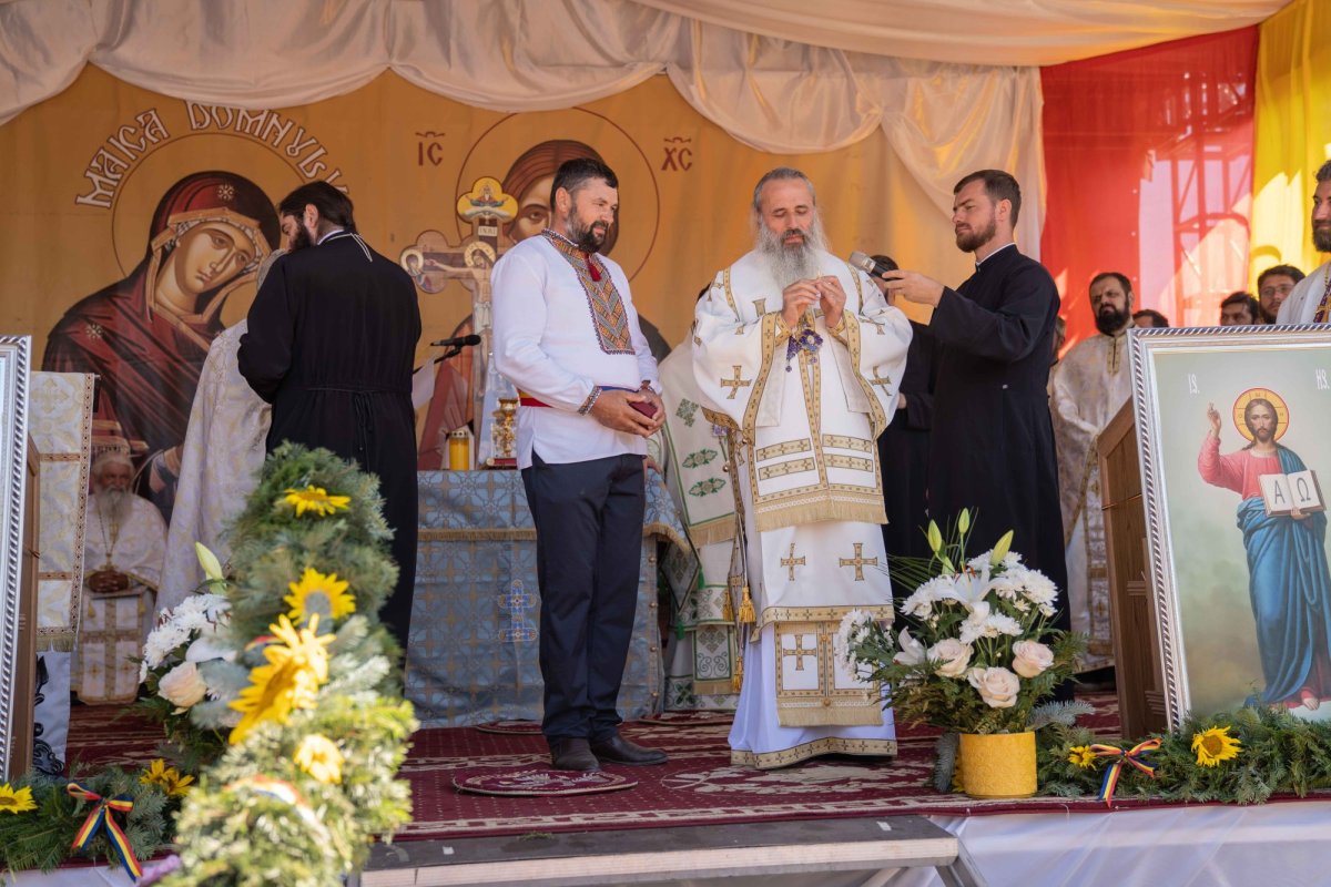 Doi ierarhi au sfințit biserica din cimitirul Parohiei Dealu Mare, Botoșani 179786