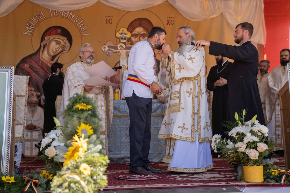 Doi ierarhi au sfințit biserica din cimitirul Parohiei Dealu Mare, Botoșani 179787