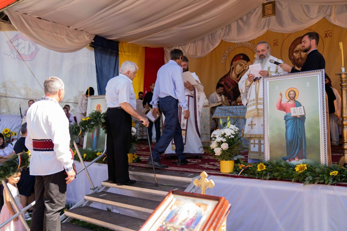 Doi ierarhi au sfințit biserica din cimitirul Parohiei Dealu Mare, Botoșani 179788