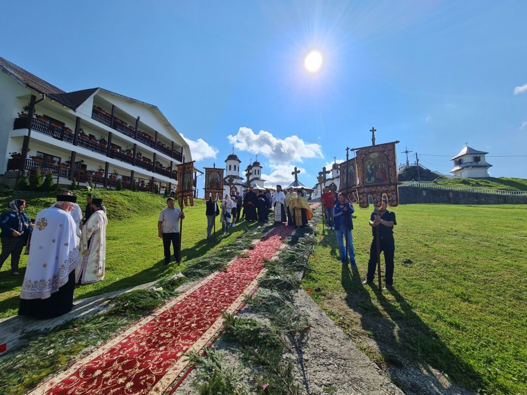 O copie a Icoanei Maicii Domnului „Esfagmeni“-Înjunghiata a fost adusă la Mănăstirea Piatra Tăieturii 179700