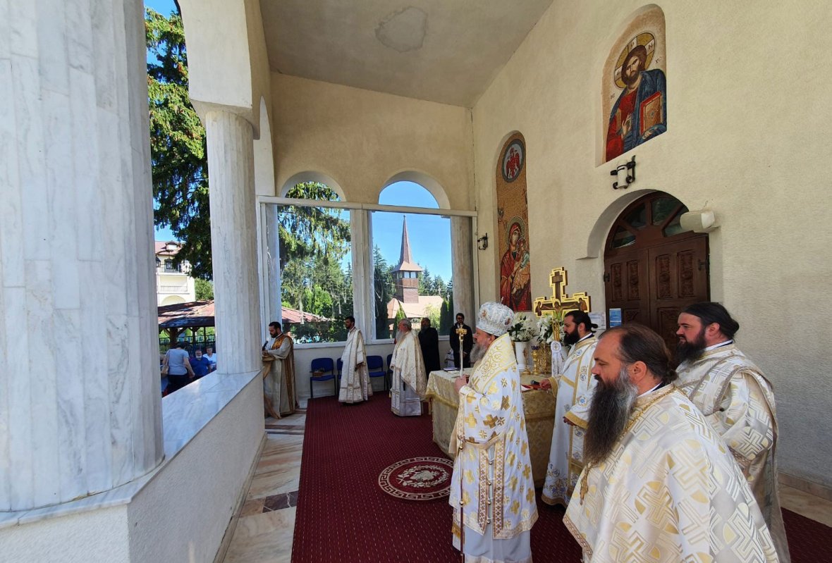 Slujire arhierească și cuvânt de învățătură la Caraiman despre restaurarea omului prin credinţă 179795