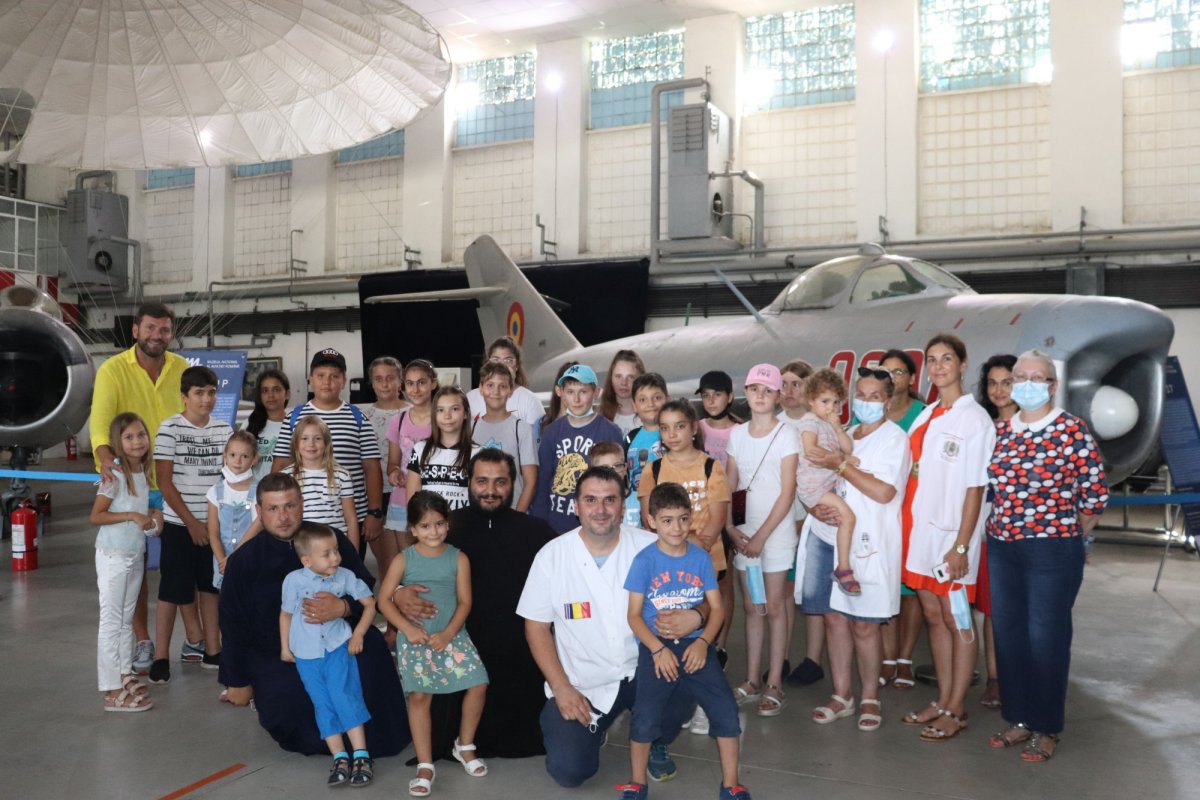 Tur al Muzeului Aviației pentru tineri dintr-o parohie ilfoveană 179894