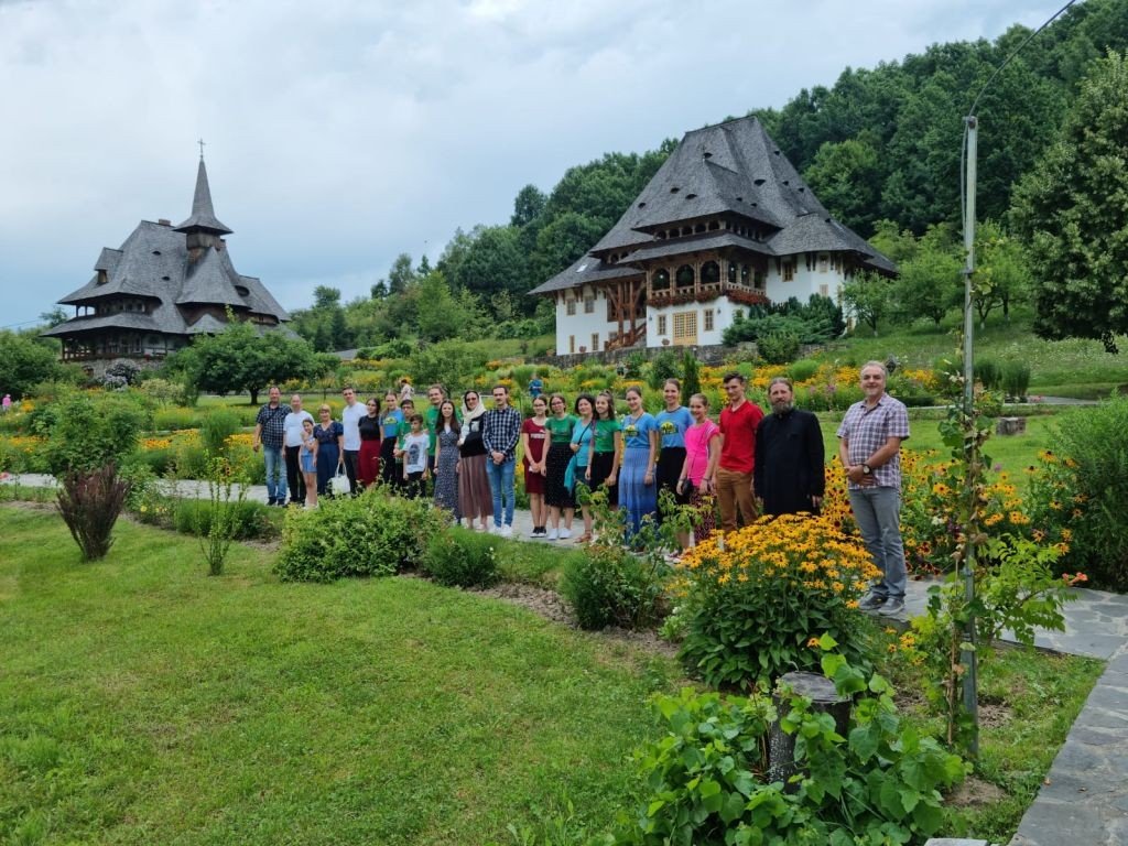 Pelerinajul tinerilor din Banatul de Munte în Ardeal şi Maramureş 180104