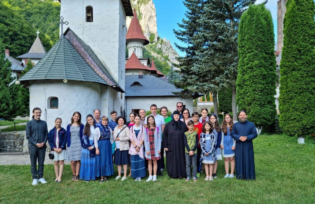 Pelerinajul tinerilor din Banatul de Munte în Ardeal şi Maramureş 180106